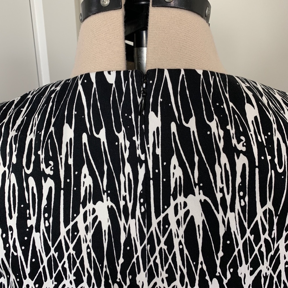 David Meister sheath dress with pleated cap sleeve - Picture 4 of 8